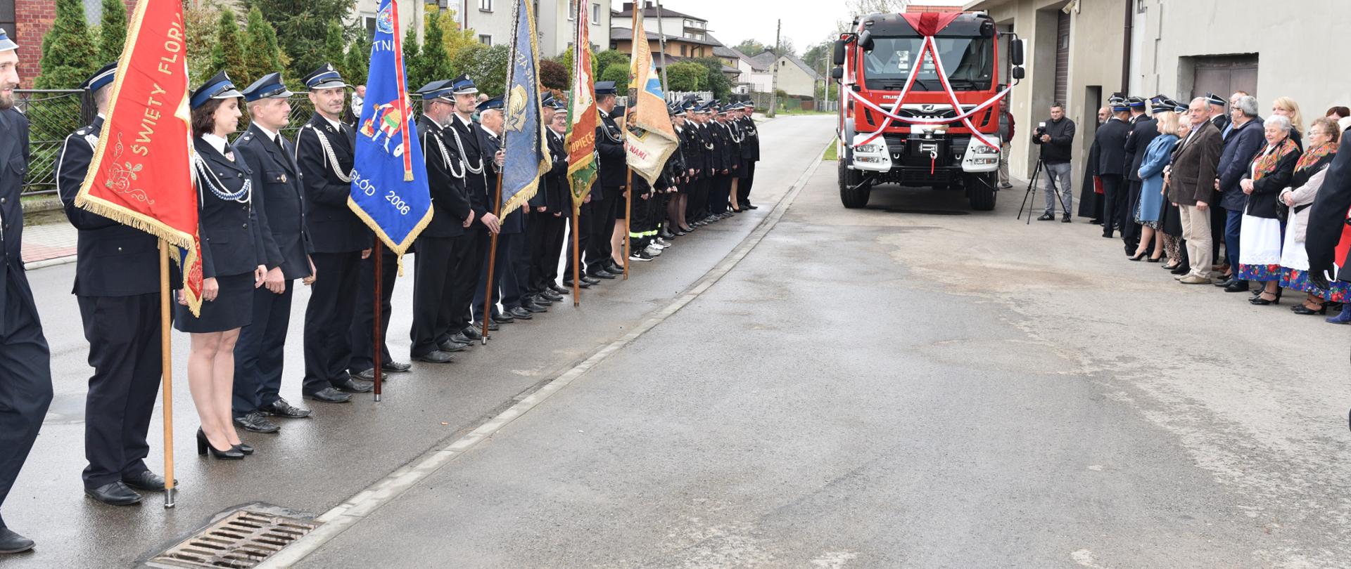Przekazanie samochodu ratowniczo-gaśniczego dla OSP Myszków Nowa Wieś