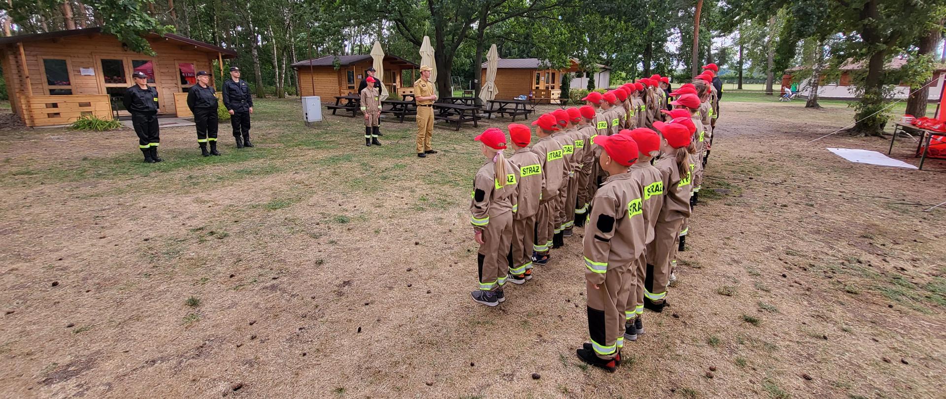 zastępca komendanta wojewódzkiego PSP przemawia do młodych adeptów pożarnictwa