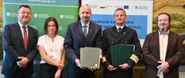 Na zdjęciu od lewej: Robert Markiewicz zastępca dyrektora Departamentu Adaptacji do Zmian Klimatu, Joanna Masiul Departament Adaptacji do Zmian Klimatu, Robert Gajda zastępca prezesa zarządu NFOŚiGW, Wojciech Zdanowicz dyrektor Urzędu Morskiego w Szczecinie, Bartłomiej Maliszewski doradca Departament Adaptacji do Zmian Klimatu