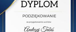 Dyplom białe tło granatowa ramka na dole otwarta księga z bukietem kwiatów wewnątrz i w prawym górnym rogu logo szkoły muzycznej w Opolu tekst Dyplom podziękowanie za przygotowanie uczniów Andrzej Tabiś w pierwszym międzyszkolnym konkursie Bach na akordeonie. 