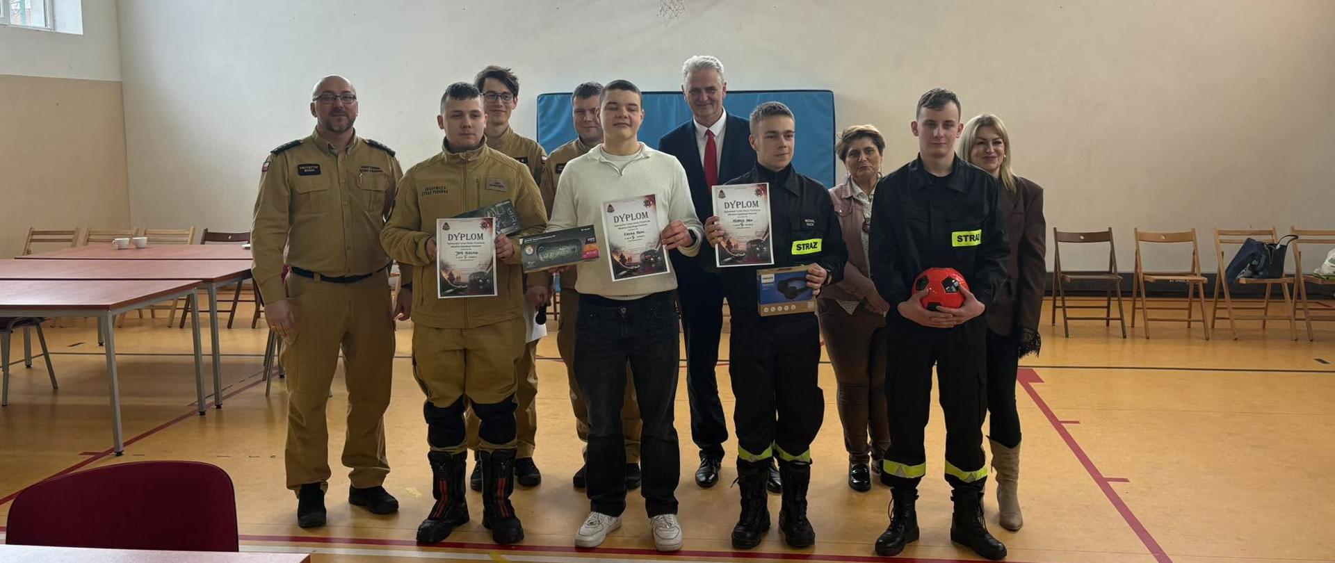 Na zdjęciu najlepsi uczestnicy z najstarszej grupy wiekowej tj. szkoły ponadpodstawowe. Na zdjęciu z uczestnikami Z-ca Komendanta Powiatowego PSP w Pucku st. kpt. Krzysztof Minga, Wójt Gminy Krokowa Adam Śliwicki, Dyrektor SP w Żarnowcu Pani Aleksandra Obszyńska oraz wiceprzewodnicząca Rady Gminy Krokowa Justyna Muttke. 