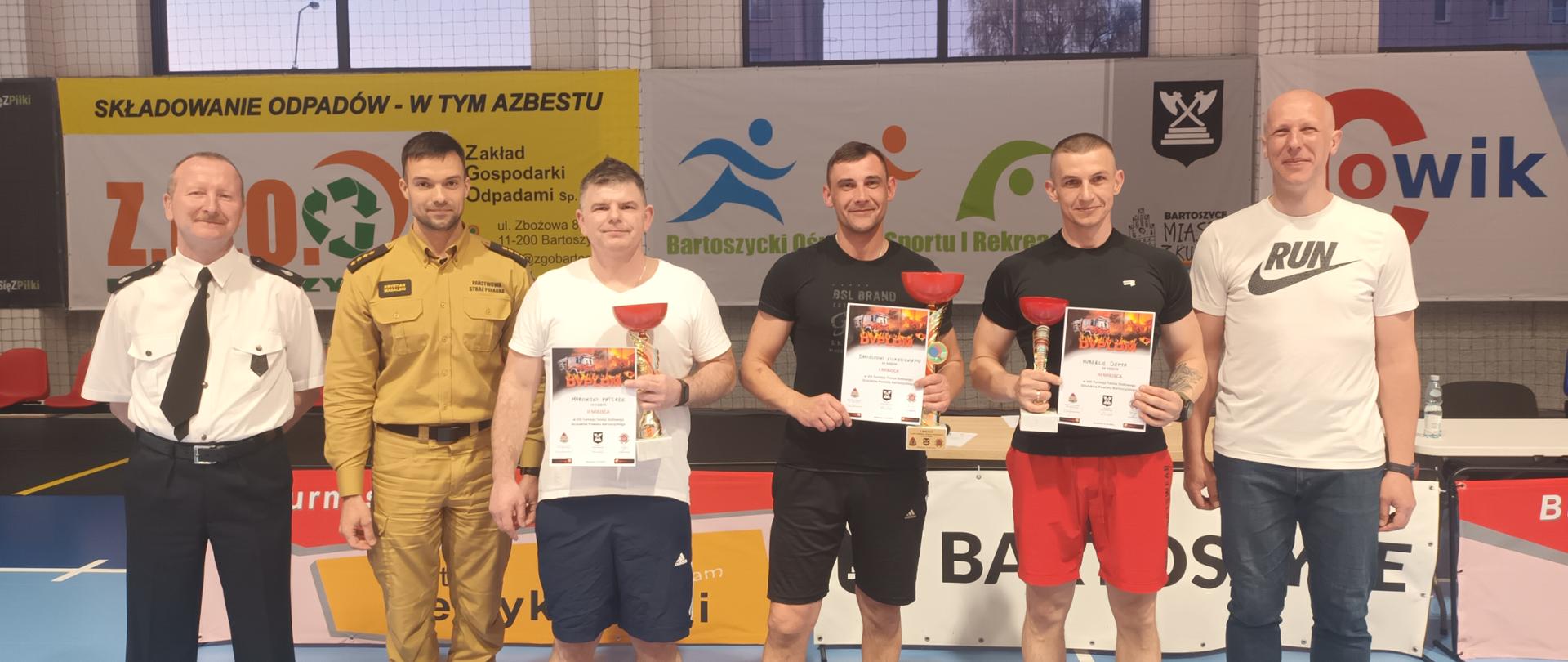 Zawodnicy trzech pierwszych miejsc podczas dekoracji wraz z komisją sędziowską i organizatorami turnieju