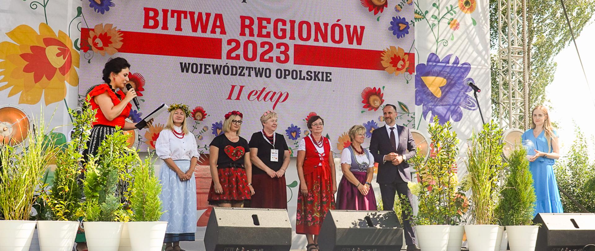 Wiceminister Janusz Kowalski z gospodyniami wiejskimi podczas II etapu konkursu Bitwa Regionów w województwie opolskim (fot. MRiRW)