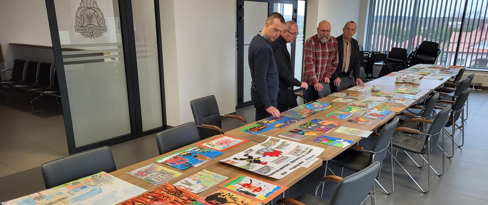 Na zdjęciu jury podczas oceny prac