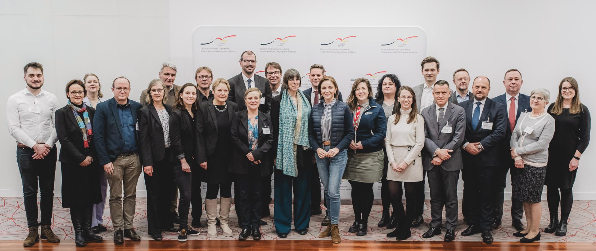 Grupa 25 osób pozuje do zdjęcia.