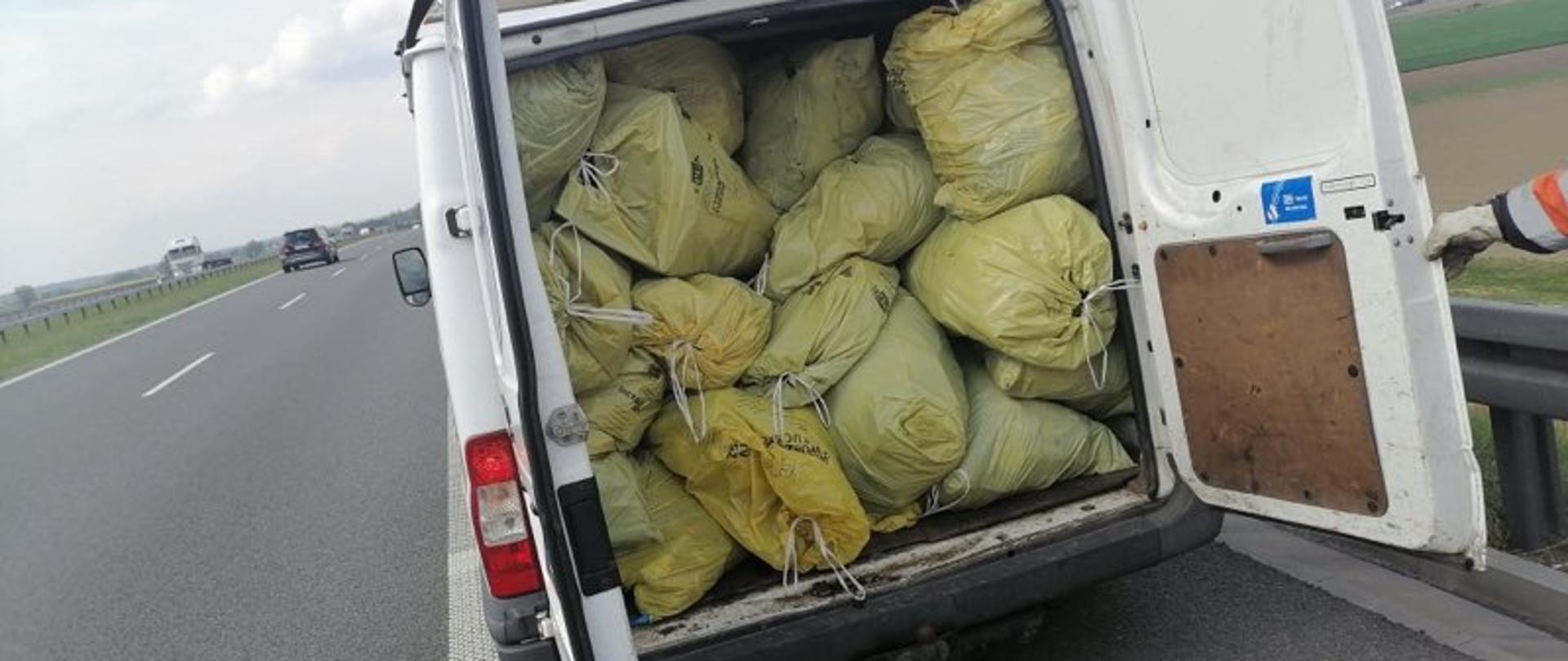 Droga ekspresowa S5, Rejon Wołów - pojazd służby drogowej wypełniony zebranymi śmieciami