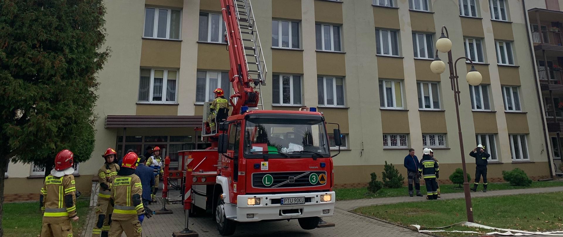 Podnośnik rozstawiony przed budynkiem