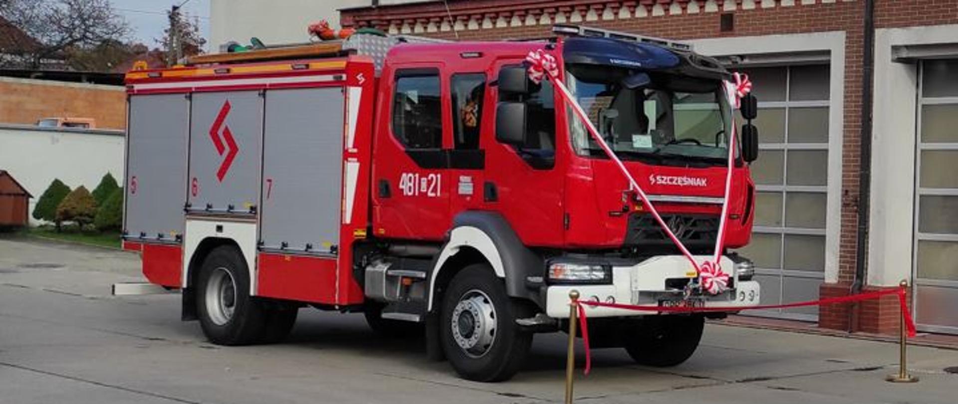 zdjęcie przedstawia udekorowany samochód ratowniczo gaśniczy straży pożarnej 