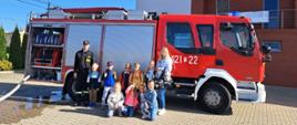 Wizyta pierwszoklasistów ze Szkoły Podstawowej w Opatowcu w remizie kazimierskich strażaków