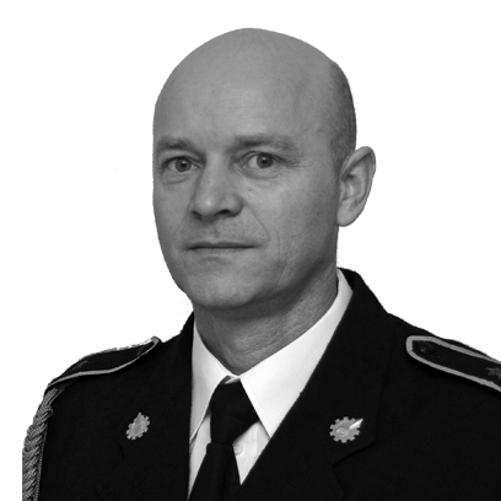 Starszy aspirant w stanie spoczynku Mariusz Błoch w mundurze galowym PSP.