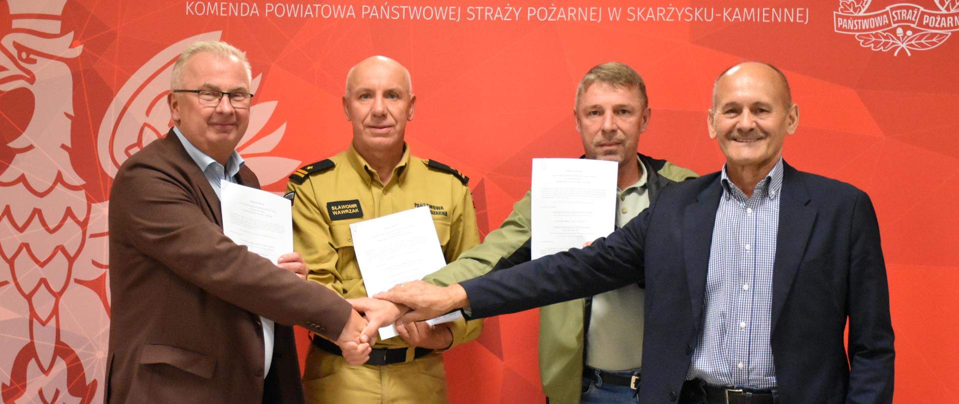 Osoby podpisujące porozumienie wspólnie trzymają się za ręce