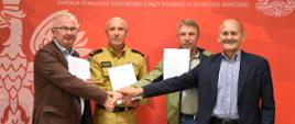 Osoby podpisujące porozumienie wspólnie trzymają się za ręce