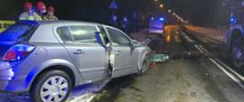 Uszkodzony samochód na drodze, jest noc