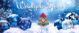 Na obrazie widoczna jest świąteczna kartka z życzeniami utrzymana w niebiesko-białej kolorystyce, kojarzącej się z zimą i Bożym Narodzeniem.
Na tle jasnoniebieskiego, rozmytego tła z białymi punktami przypominającymi padający śnieg znajduje się duży, ozdobny napis „Wesołych Świąt” napisany białą, dekoracyjną czcionką. Po lewej i prawej stronie leżą niebieskie bombki choinkowe z białymi wzorami śnieżynek. Bombki częściowo zanurzone są w białym, puszystym „śniegu”. Pośrodku, pod napisem, umieszczone jest logo Państwowej Straży Pożarnej – złoty wieniec, czerwony płomień i biały orzeł na czerwonym tle, z niebieską wstęgą z napisem „Państwowa Straż Pożarna”.