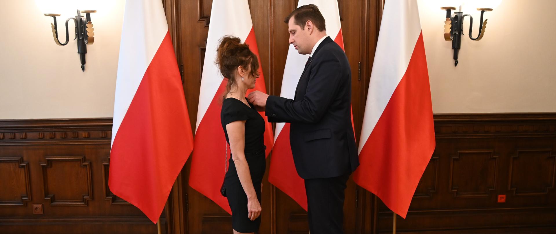 Wojewoda łódzki Tobiasz Bocheński wręcza Medal Za Długoletnią Służbę pracownicy firmy MegaMed