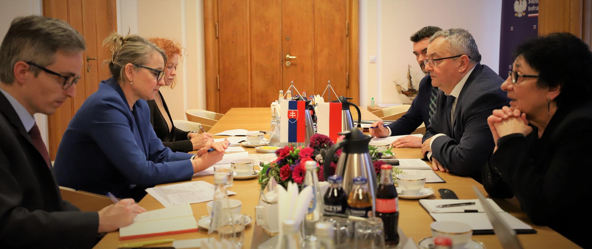 Minister infrastruktury Andrzej Adamczyk spotkał się 1 lutego 2023 r. z ambasador Słowacji w Polsce, Andreą Elschekovą-Matisovą.