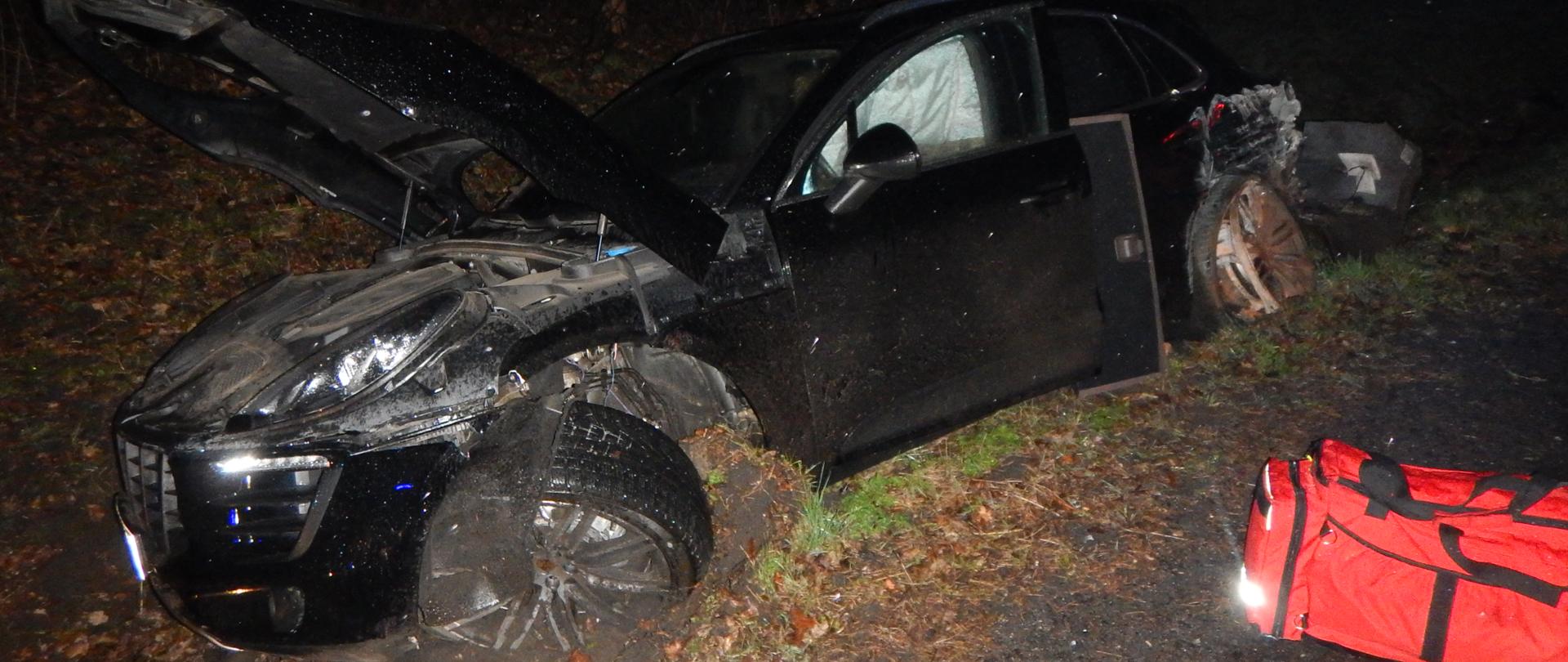 Zdjęcie przedstawia rozbity samochód osobowy.