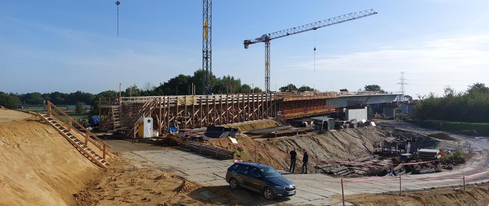 budowa obwodnicy Oświęcimia, most nad Wisłą - most budowy w technologii nasuwu, widoczny szalunek początkowego segmentu i kilka segmentów nasuniętych na podpory