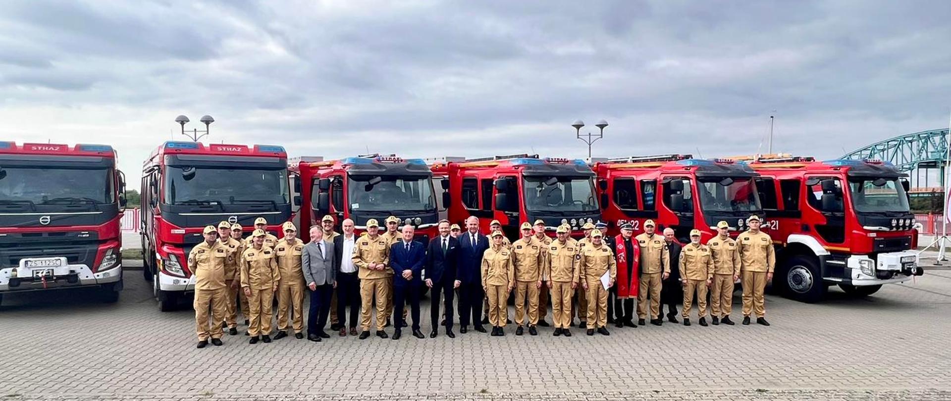 Przekazanie 8 nowych samochodów ratowniczo-gaśniczych dla komend miejskich / powiatowych PSP