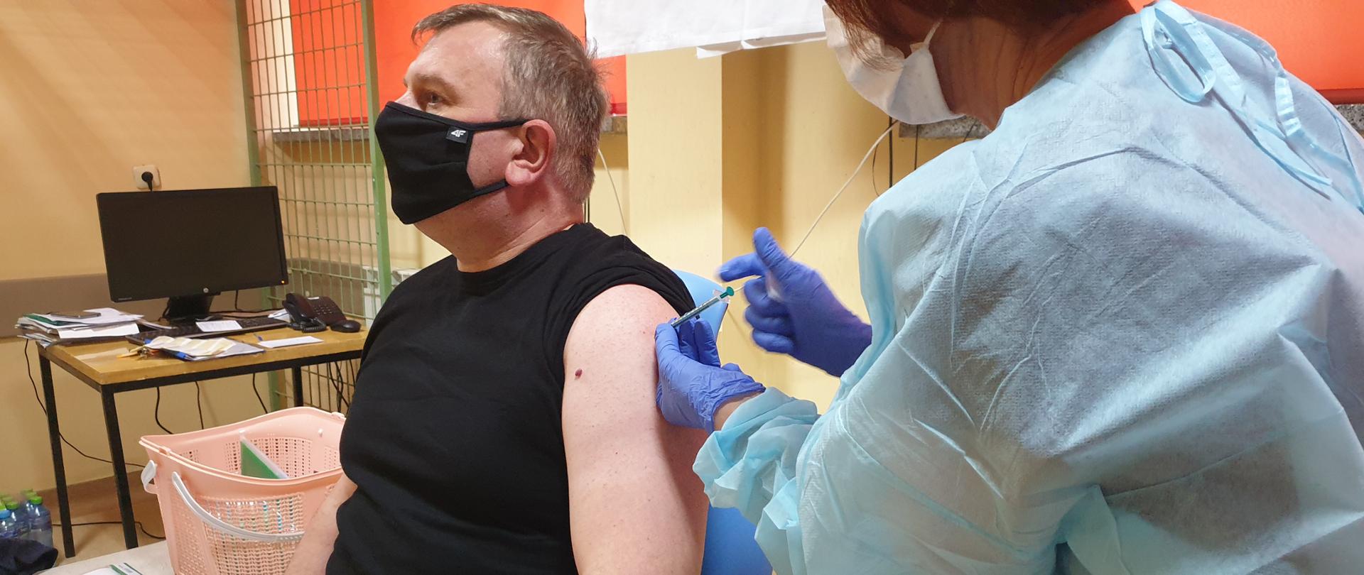 szczepienie przeciwko COVID-19 strażaka