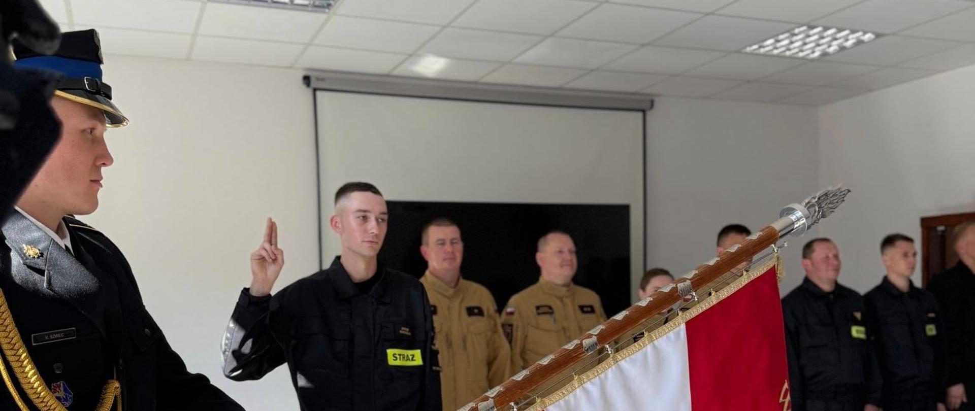 Ślubowanie nowo przyjętego strażaka Państwowej Straży Pożarnej