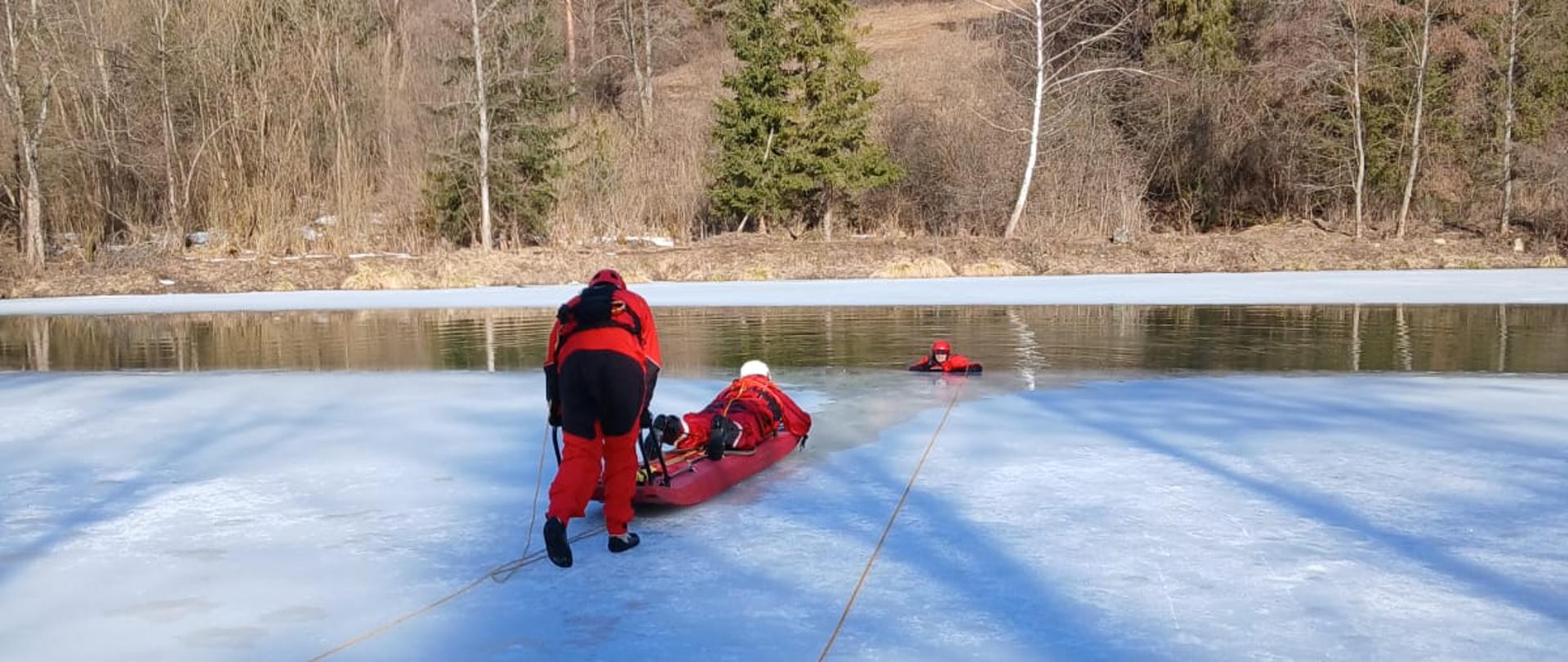 Ćwiczenia z ratownictwa na akwenach zalodzonych dla jednostek OSP