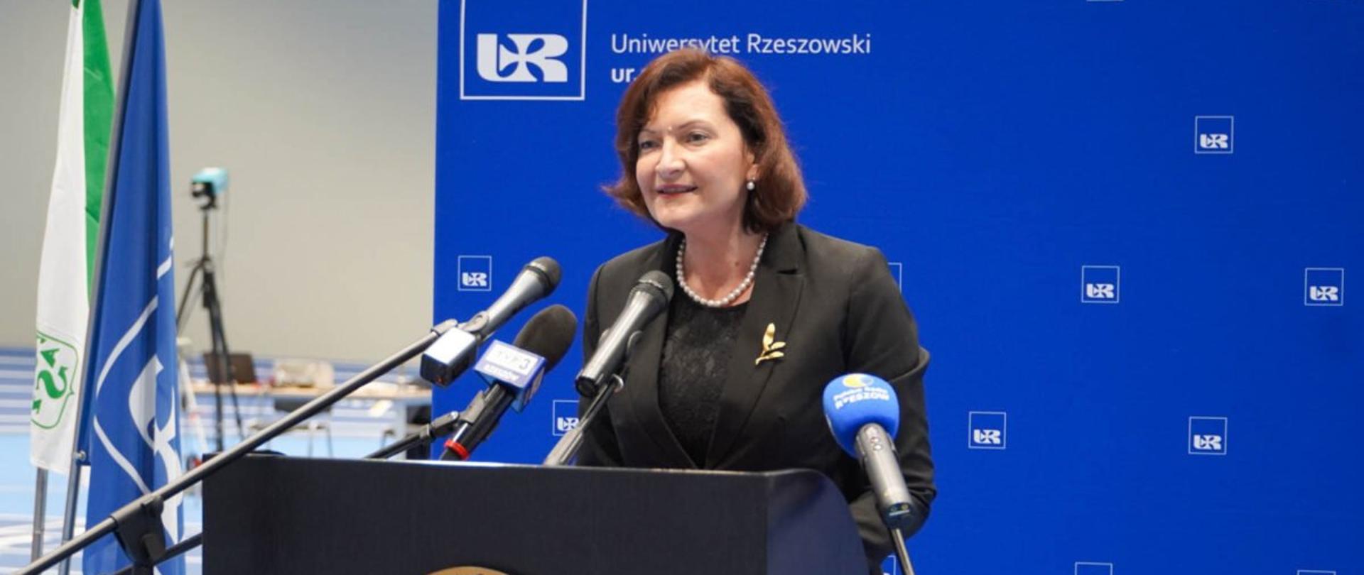 Wojewoda podkarpacki Ewa Leniart przemawia podczas uroczystego otwarcia Uniwersyteckiego Centrum Lekkoatletycznego Ośrodka Badań Innowacyjnych w Sporcie