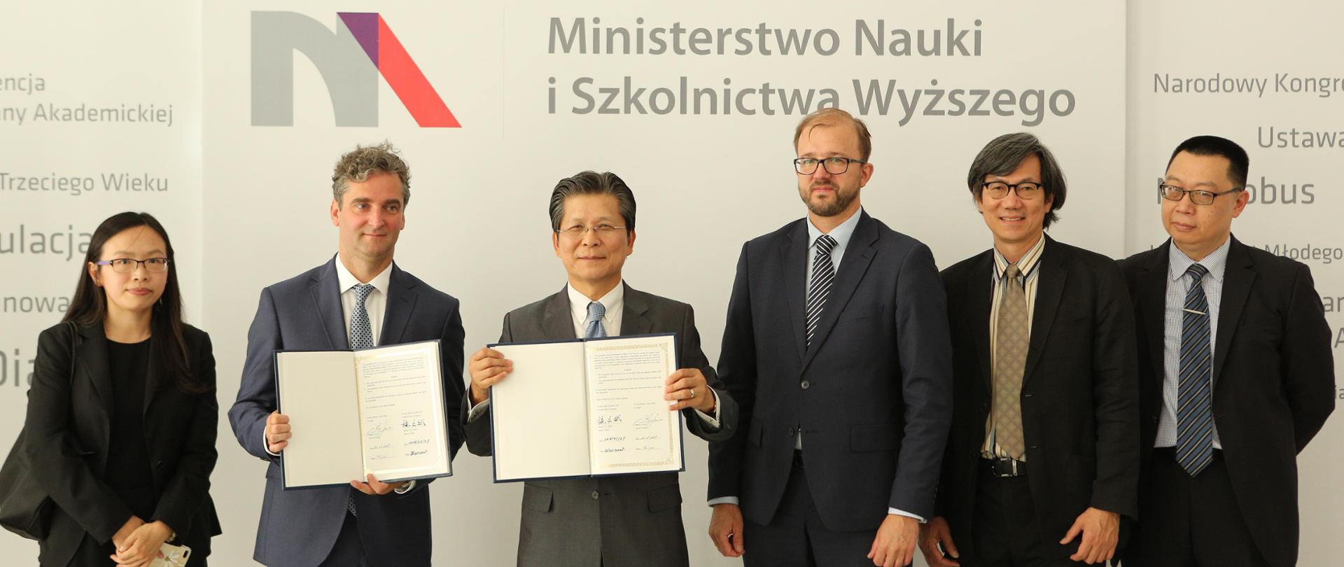 Minister Dardziński i delegacja Tajwanu stoją na tle ścianki z logiem MNiSW