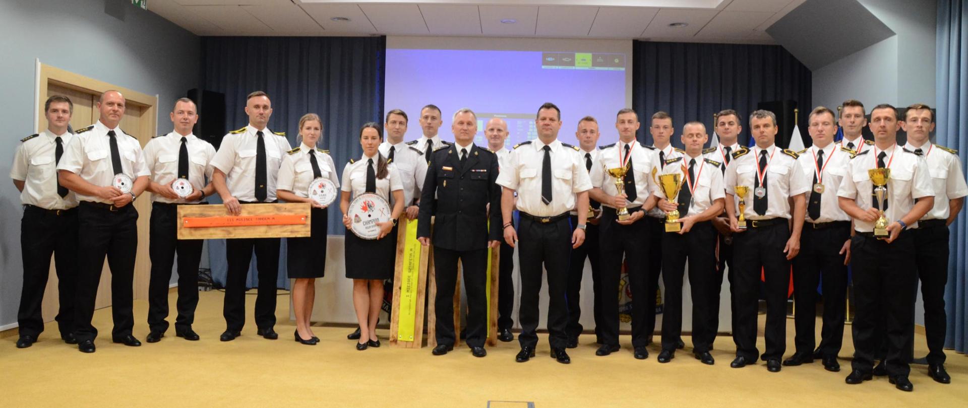 Zdjęcie pamiątkowe strażaków, uczestników spotkania, z Mazowieckim Komendantem Wojewódzkim PSP oraz jego zastępcą