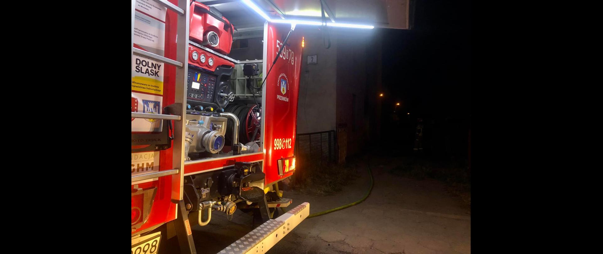 Samochód pożarniczy na tle kamienicy w Przemkowie