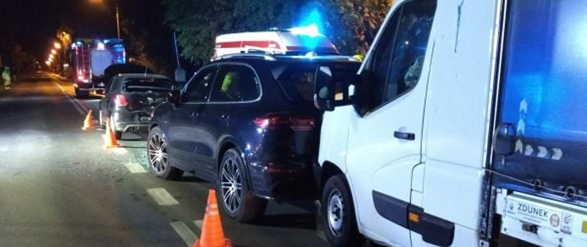 Wypadek z udziałem dwóch samochodów osobowych oraz auta dostawczego