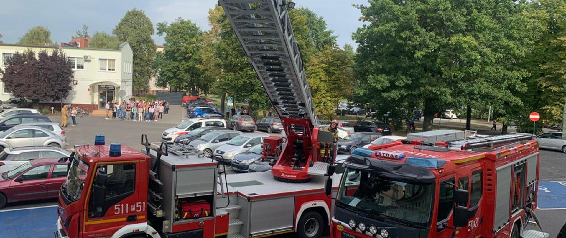 Wozy bojowe i ewakuowani pracownicy starostwa