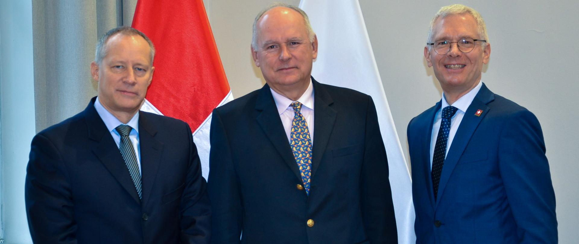 14 października br. Sekretarz Stanu w MON Paweł Zalewski spotkał się z panem Markusem Mäderem - Sekretarzem Stanu w Federalnym Departamencie Obrony, Ochrony Ludności i Sportu Konfederacji Szwajcarii.
Podczas rozmów dwustronnych z delegacją szwajcarską omówiono bieżące obszary współpracy dwustronnej oraz możliwości jej poszerzenia o nowe elementy.
