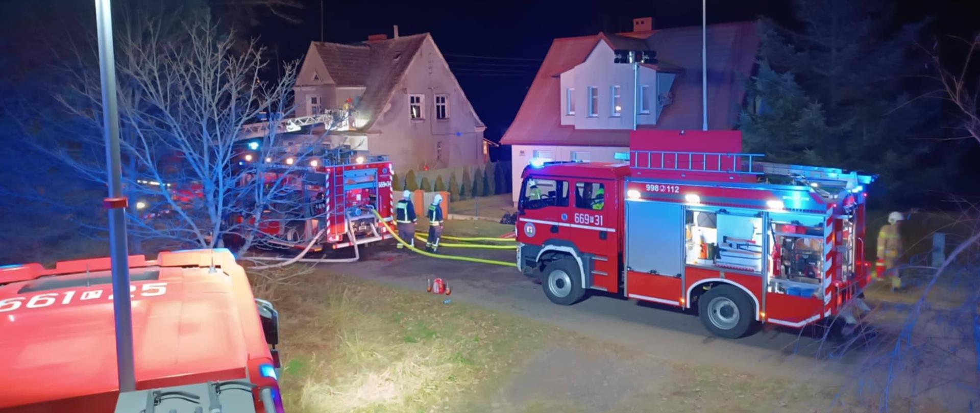 Trzy zastępy strażackie podczas działań ratowniczo- gaśniczych