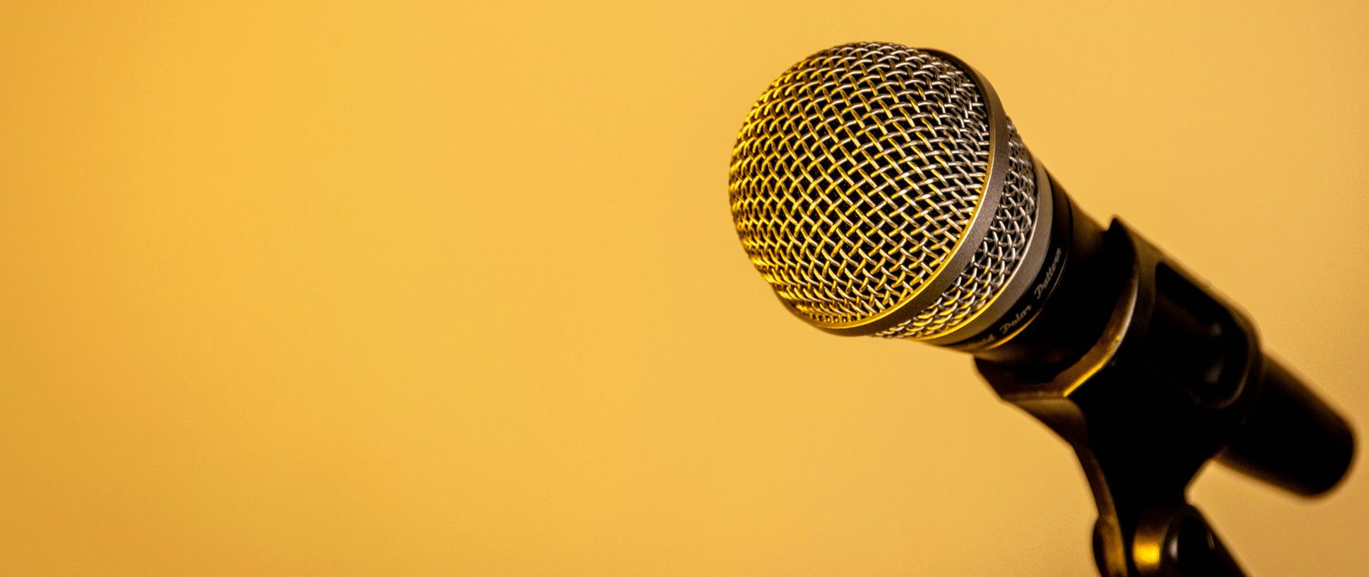 Mikrofon na żółtym tle.