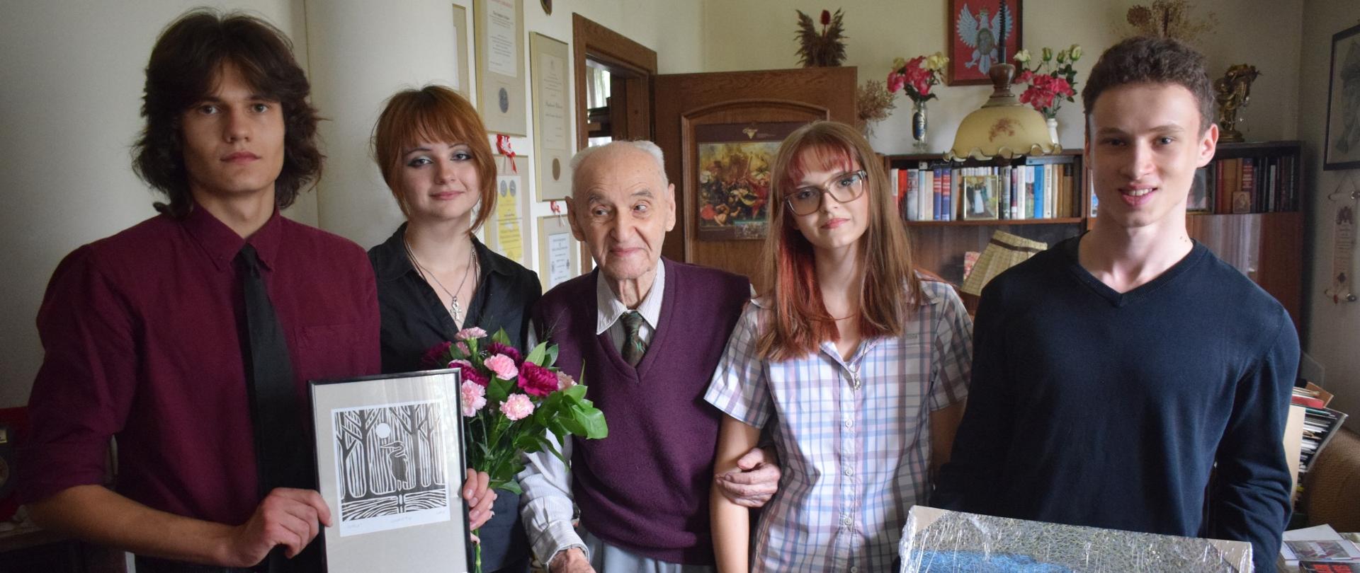 Wspólne pamiątkowe zdjęcie po wyjątkowym spotkaniu pełnym rozmów, uśmiechu i wręczenia upominków.
