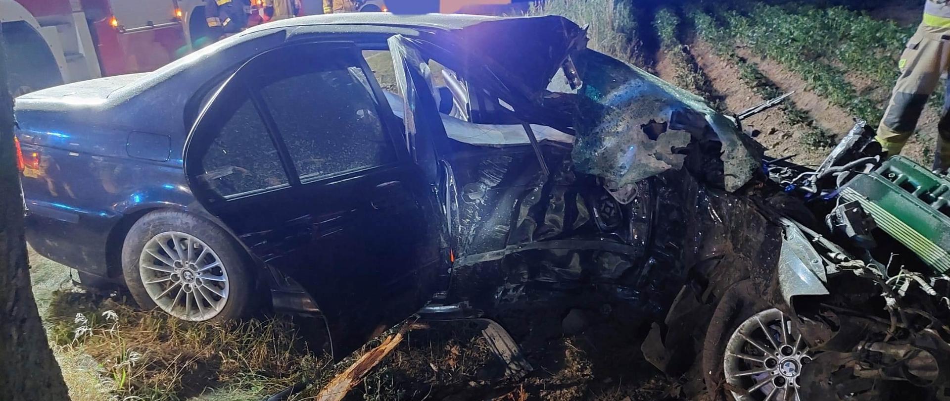 Mocno uszkodzony samochód, jest na polu