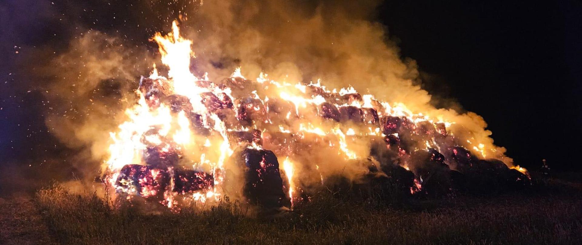 Palą się baloty. Widać duży ogień.