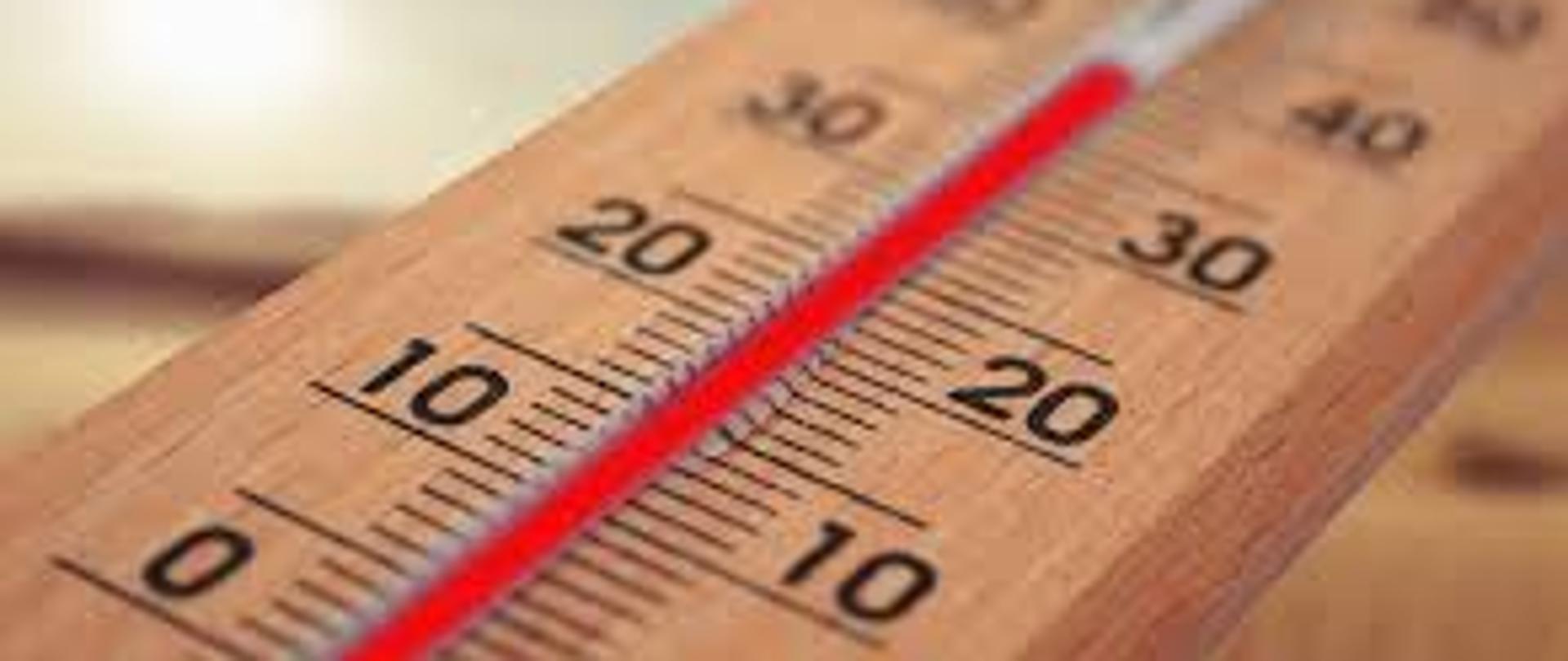 drewniany termometr wskazujący wysoką temperaturę
