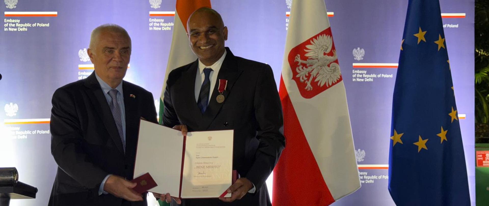 Piotr Świtalski, Head of the Mission, presents the “Bene Merito” decoration to Raghu Rajappa, Honorary Consul of the Republic of Poland in Bengaluru