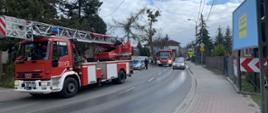 Na zdjęciu widoczne samochody ratowniczo-gaśnicze w tym samochód ciężki specjalny z drabiną mechaniczną o wysięgu 30 m.