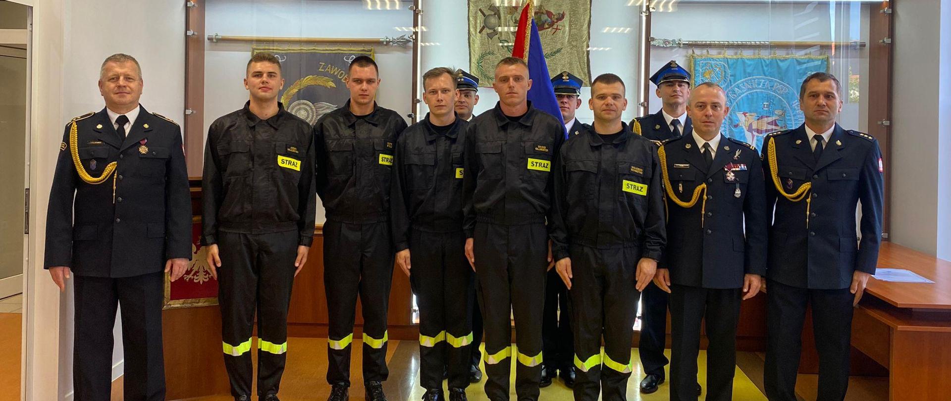 Nowi funkcjonariusze KP PSP w Kartuzach po ślubowaniu