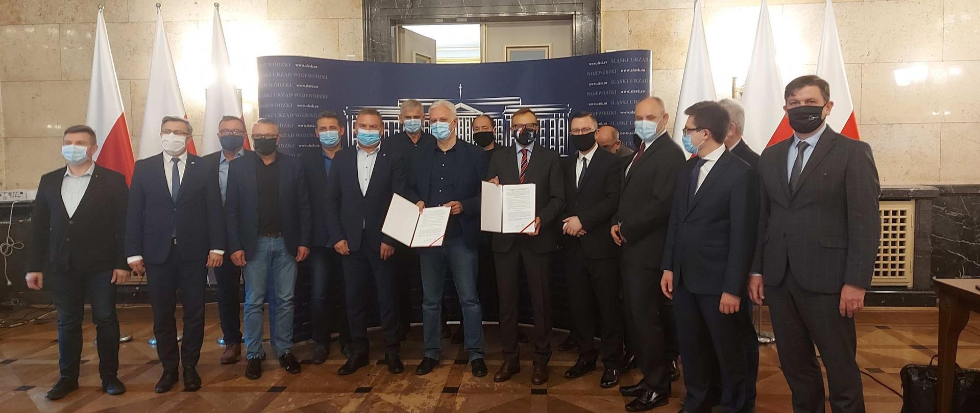 Uczestnicy rozmów o górnictwie z podpisanym porozumieniem.