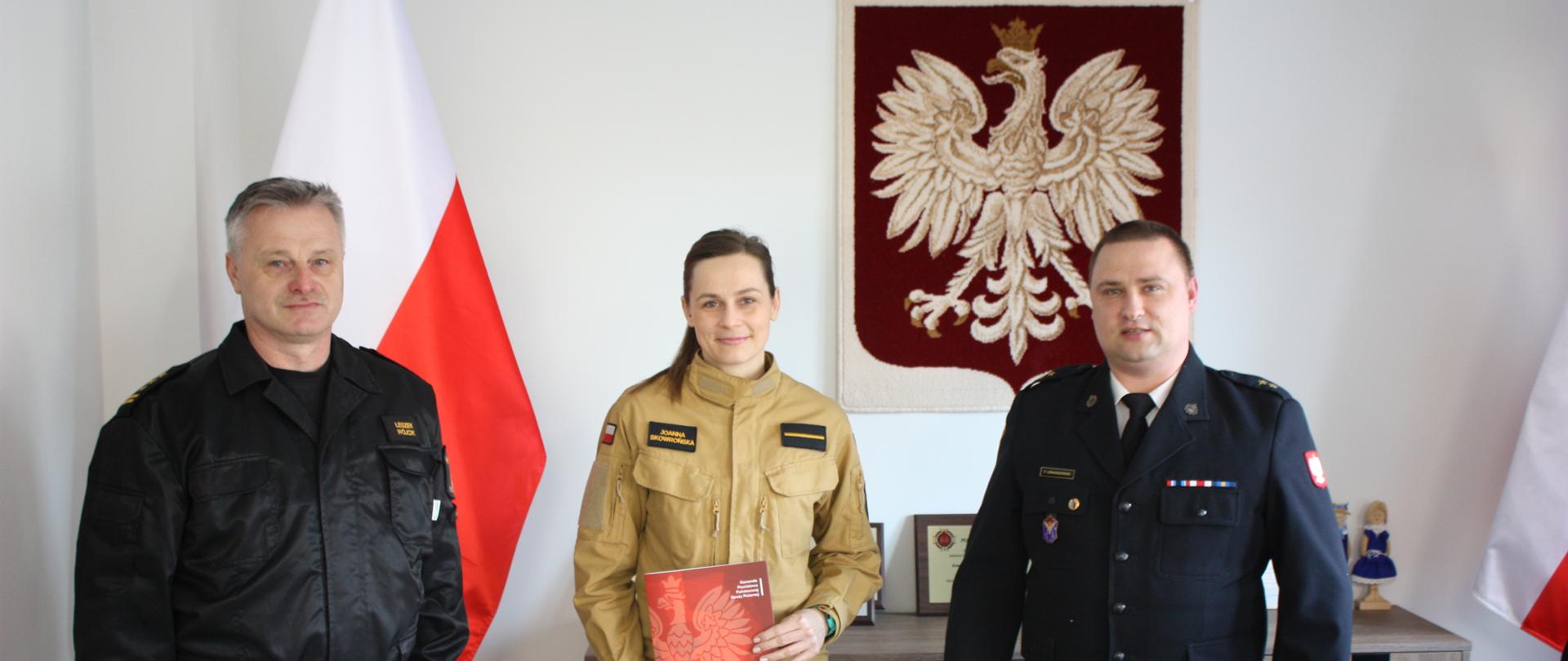 Na zdjęciu strażak z komendantem 