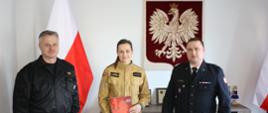 Na zdjęciu strażak z komendantem 