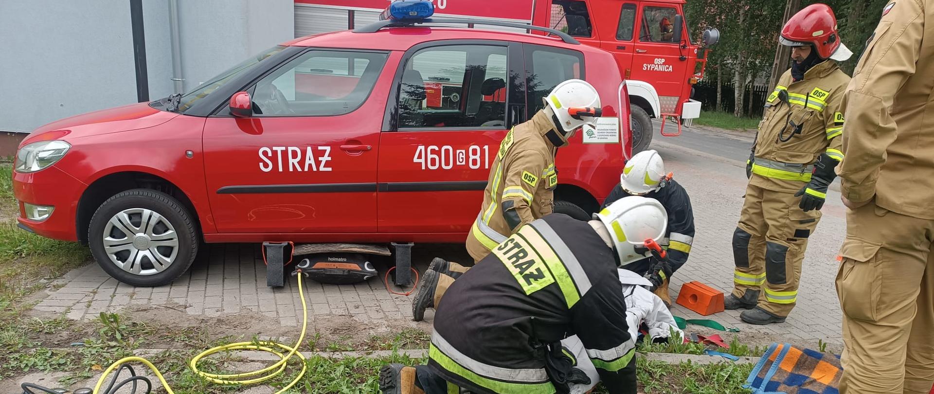 Druhowie wykonują założenie podczas inspekcji gotowości operacyjnej.