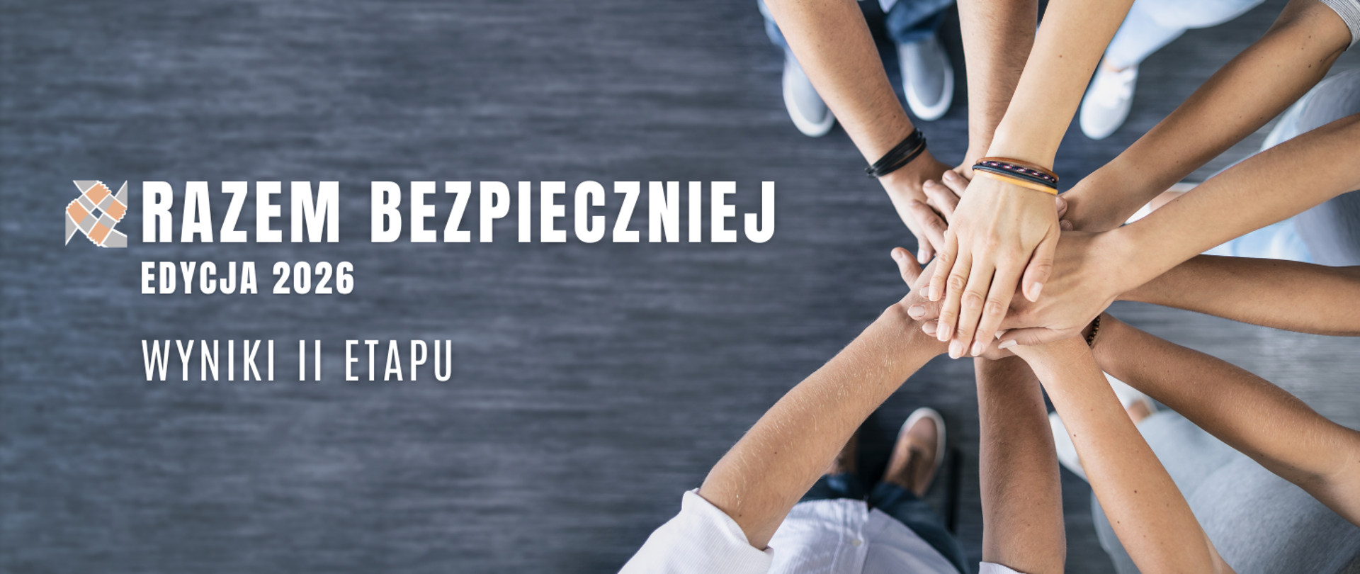 Grafika przedstawia widok z góry na grupę ludzi, którzy trzymają dłonie ułożone jedna na drugiej w geście jedności i współpracy. Po lewej stronie znajduje się biały napis: „RAZEM BEZPIECZNIEJ EDYCJA 2026 WYNIKI II ETAPU”. Obok napisu widnieje małe logo przedstawiające cztery splecione dłonie. Tło jest szare.