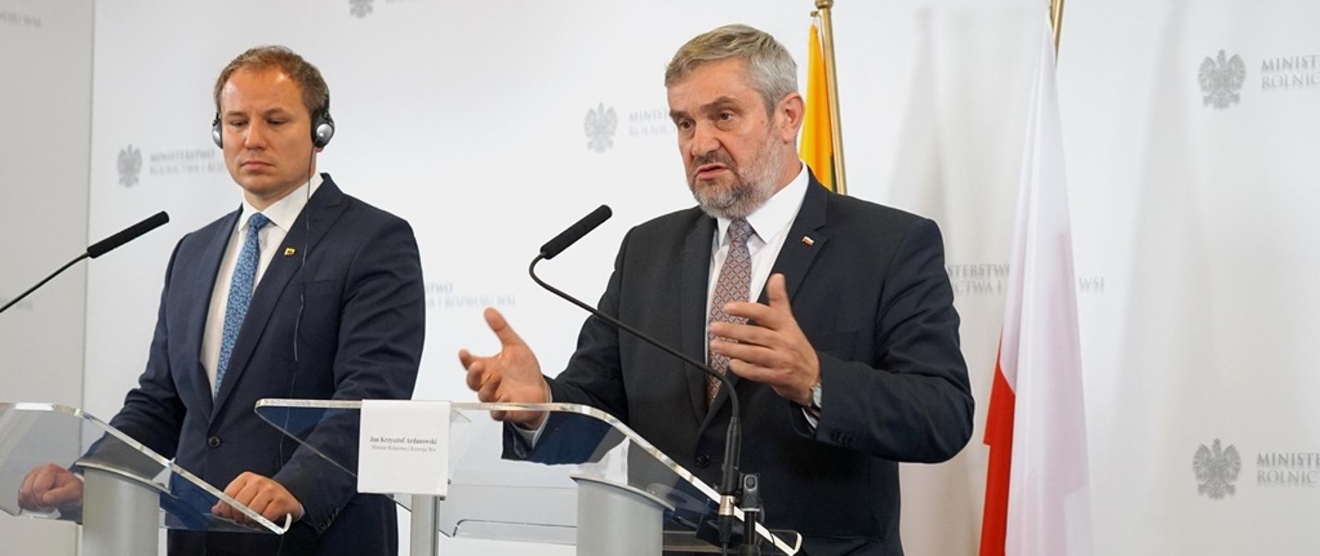 Minister Jan Krzysztof Ardanowski oraz minister Giedrius Surplys podczas konferencji prasowej