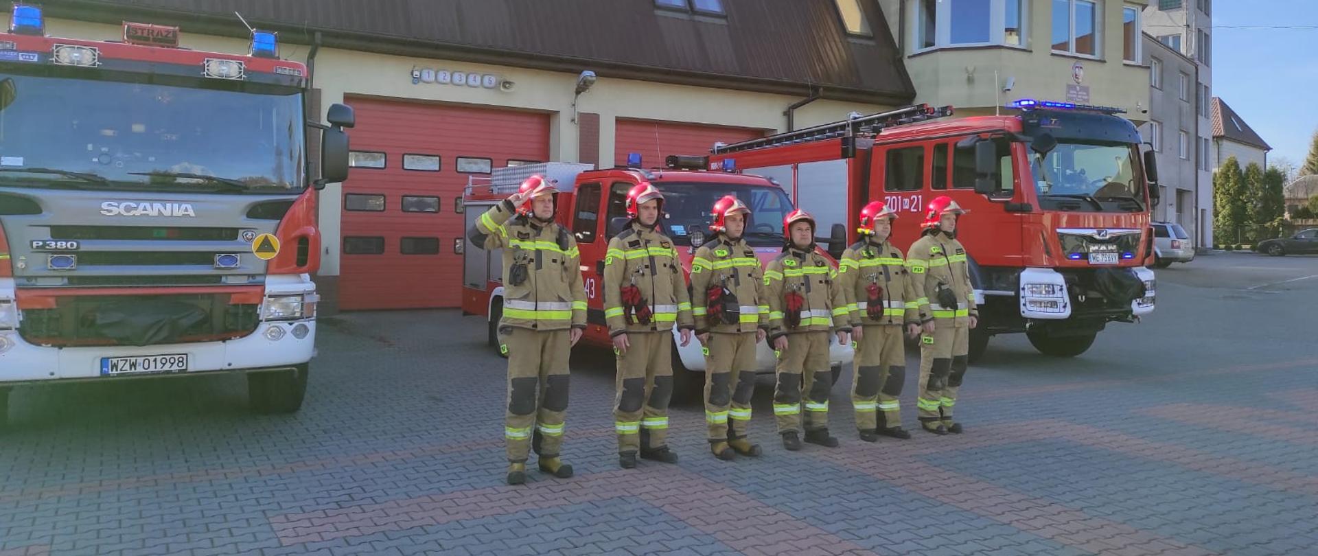 Strażacy składają hołd ofiarom katastrofy pod Smoleńskiem