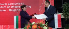 Wiceminister rozwoju i technologii Andrzej Gut-Mostowy i minister odpowiedzialna za turystykę Bułgarii Stela Baltova ściskają sobie dłonie po podpisywaniu porozumienia o współpracy między MRiT a Ministerstwem Turystyki Republiki Bułgarii
